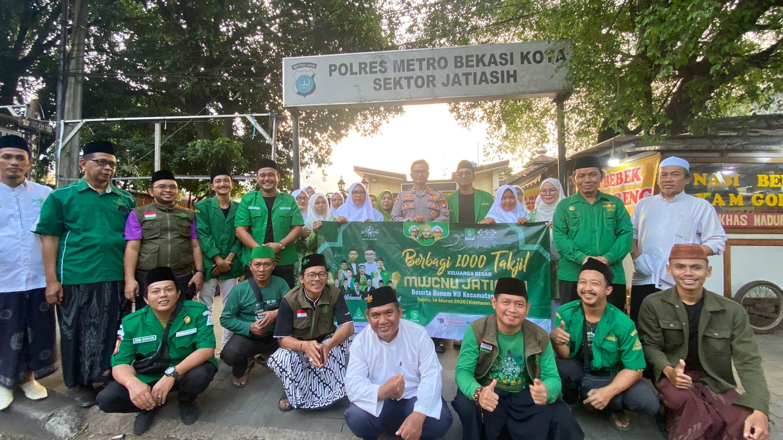 MWC NU Jatiasih Bagikan 1.000 Paket Takjil di Simpang Komsen, Wujud Kepedulian di Bulan Ramadhan